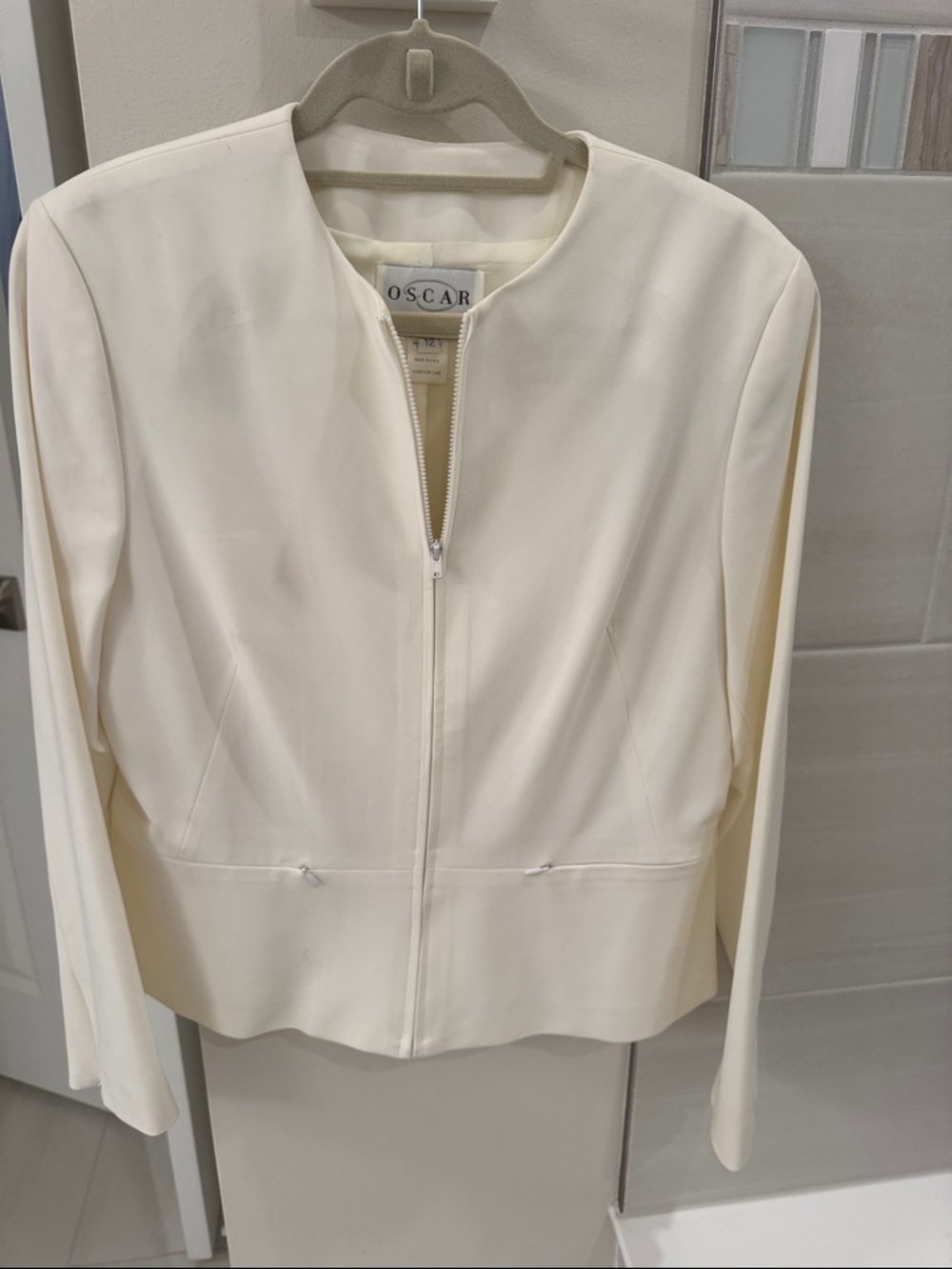 Stunning Vintage Oscar de la Renta Ivory Zip-Front Collarless Jacket
